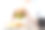 一个女人手拿汉堡的特写图片下载