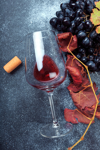 一杯葡萄酒和葡萄图片下载