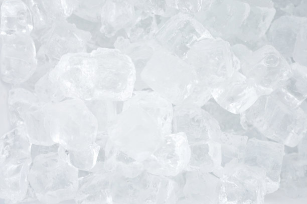 冰的背景。小冰块的俯视图。图片下载