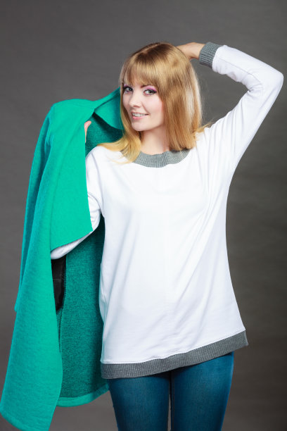 穿着蓝色外套的时尚女人图片下载