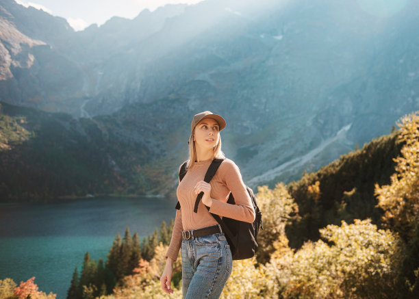 旅游欲望和旅游理念。时尚的旅行者女孩在帽子看地图，探索森林。图片下载