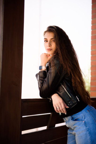 女孩正在她房子的木阳台上休息。图片下载