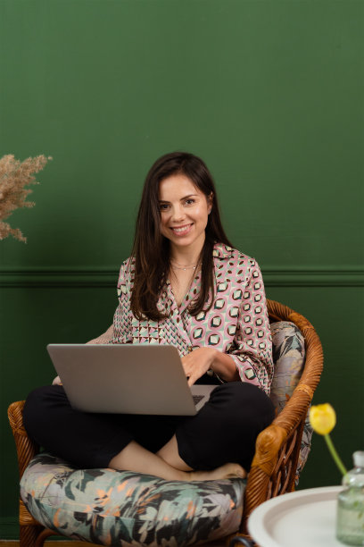 女商人坐在家里用笔记本电脑工作，通过家庭办公室管理她的业务图片下载