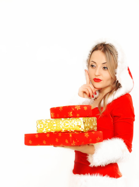 美丽的圣诞老人女人穿着裙子，拿着礼物在白色的背景上摆姿势。圣诞节的概念。图片下载