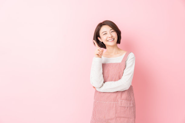 迷人的亚洲女人做饭图片下载