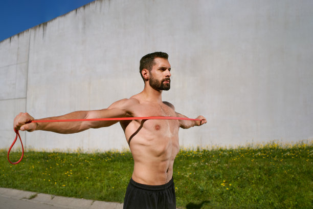 健身带培训。运动健将带着乐队在户外锻炼图片下载