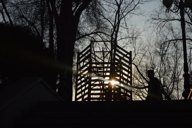 通过阴影。图片下载