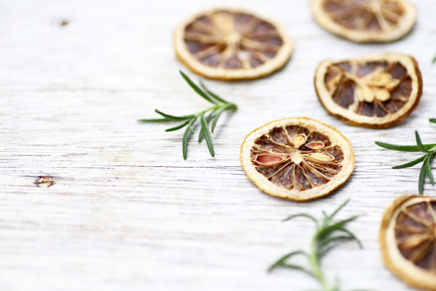 干柠檬片和迷迭香，背景图像图片下载