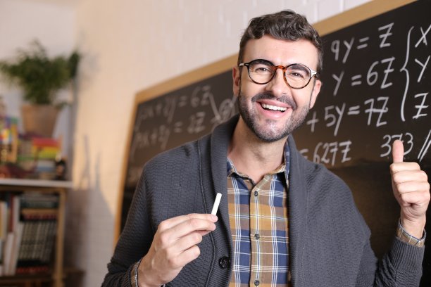 男老师同意，竖起大拇指图片下载