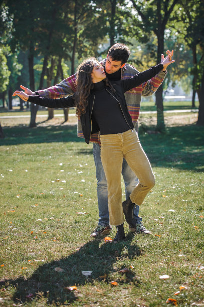 微笑和非常愉快的情侣在自然的爱情舞蹈图片下载