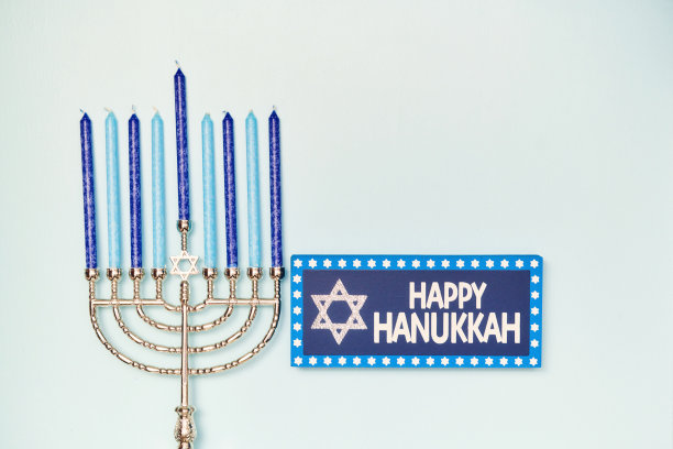 烛台与蜡烛和光明节的蓝色背景快乐的光明节标志图片下载