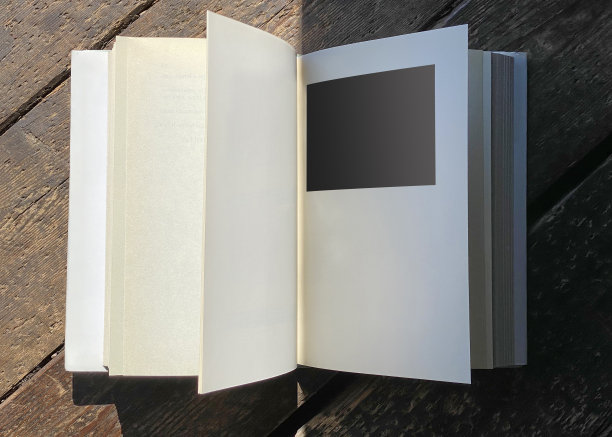 在木地板上打开书图片下载