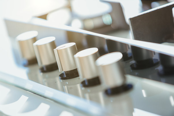 机器上的一排银色控制旋钮或刻度盘图片下载