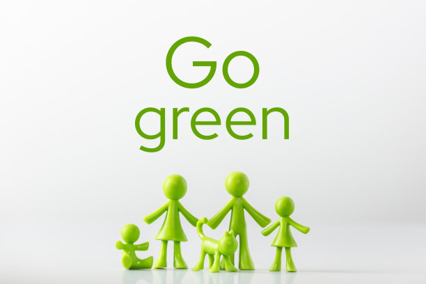 用可生物降解塑料制作的绿色人物形象，象征有孩子的家庭模型。最小的生态理念。走绿色。图片下载