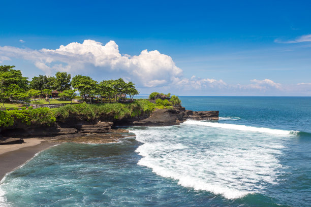 印度尼西亚巴厘岛的岩石海岸图片下载