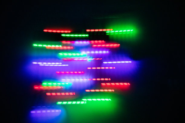 黑暗中的霓虹灯。抽象的光。图片下载