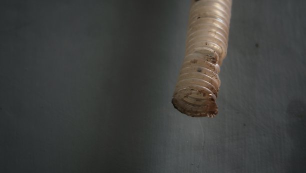 空调的塑料排水管被老鼠咬了图片下载