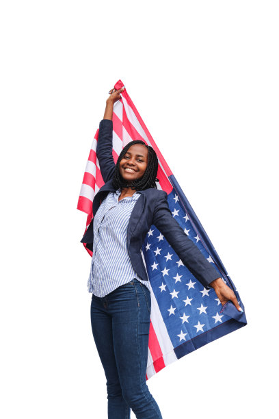 一位快乐的非洲裔美国妇女用双臂包裹着白色背景上的美国国旗图片下载