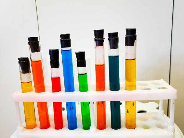 实验室用彩色液体餐具。实验室培养皿中五颜六色的液体，特写镜头图片下载