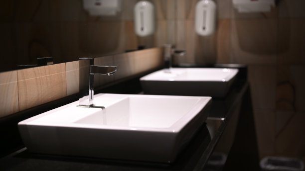 浴室内部有带水槽的台面。图片下载