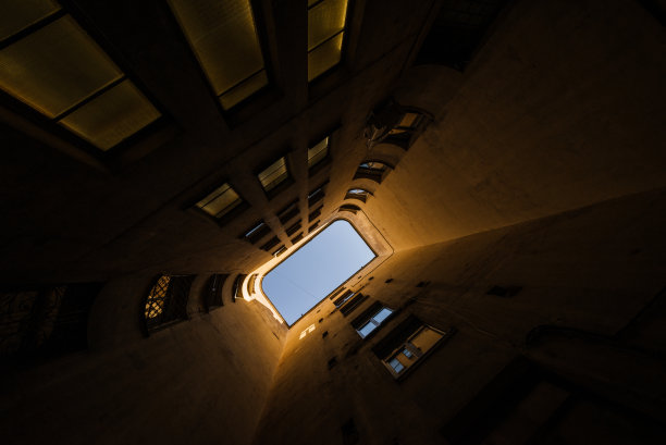 市中心一所老房子的封闭庭院井。底视图图片下载