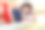 火车车厢里，一个黑发女人在她的架子上休息图片下载