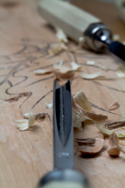 雕刻刀，刻板和刨花。图片下载