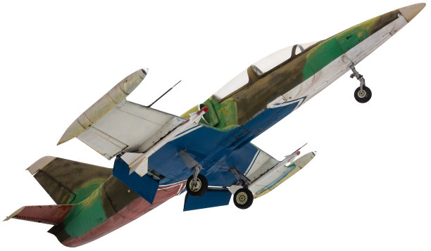 军用训练飞机被隔离在白色背景上图片下载