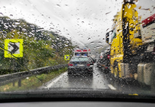 汽车因挡风玻璃被雨水覆盖而陷入交通堵塞。交通在雨季，交通拥堵。图片下载