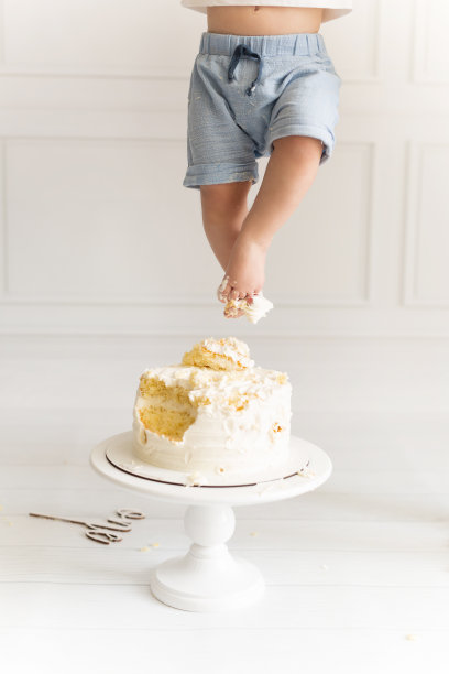 宝宝的脚和第一个生日蛋糕图片下载