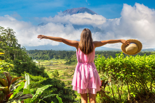巴厘岛阿贡火山上的女人，图片下载
