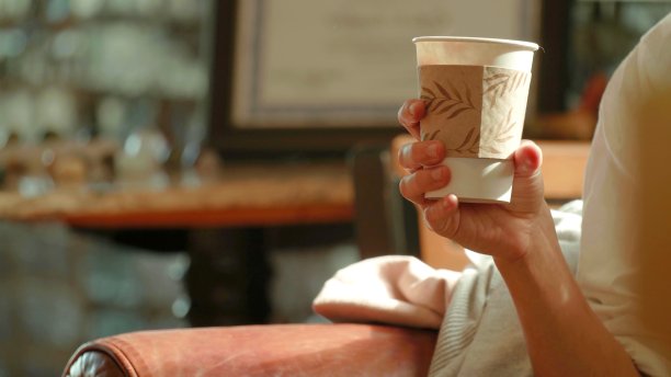 背景照片，一个女人手里拿着杯子图片下载