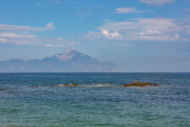 从哈尔基迪基的卡桑德拉半岛看到的希腊圣山阿索斯图片下载