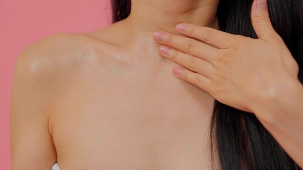 一个女人在身上涂奶油图片下载