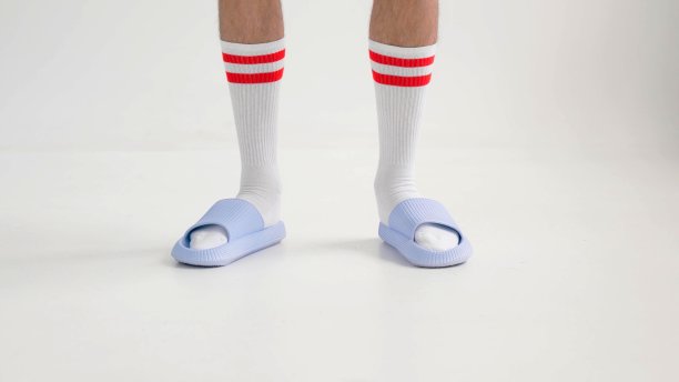 一个穿凉鞋的男人的时尚照片图片下载