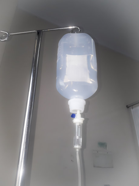 为医院病人悬挂输液水图片下载