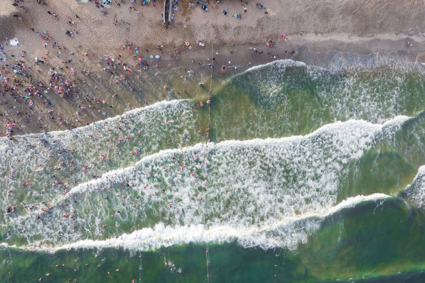 在海滩上游泳的航拍照片，图片下载