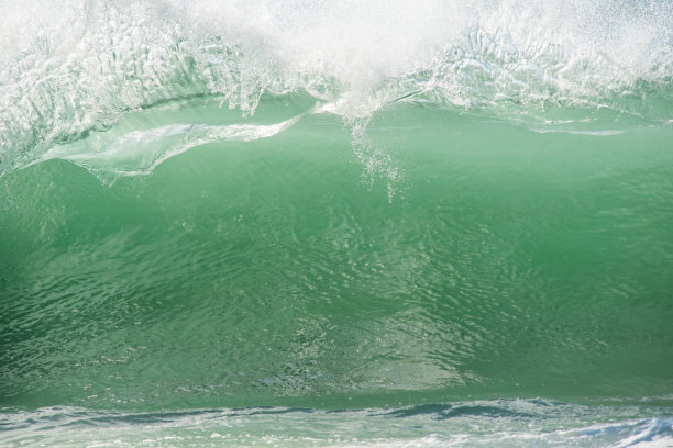 蓝绿色的波浪逼近图片下载