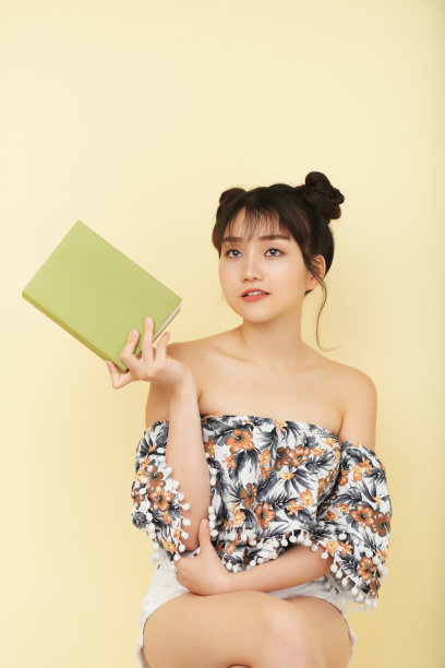 美丽的年轻女子与书图片下载