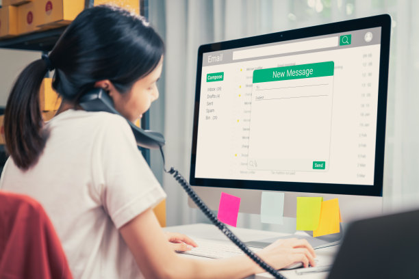 女人使用电脑在桌子上与新的电子邮件信息的笔记本电脑，通讯连接信息到全球信件在工作场所。图片下载