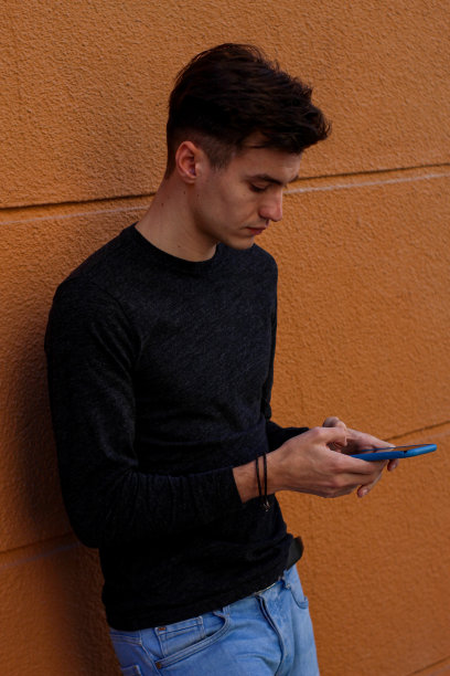 拿着手机的年轻人的垂直照片图片下载