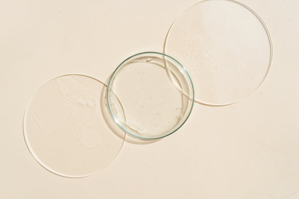 玻璃培养皿与透明的纯血清皮肤护理图片下载