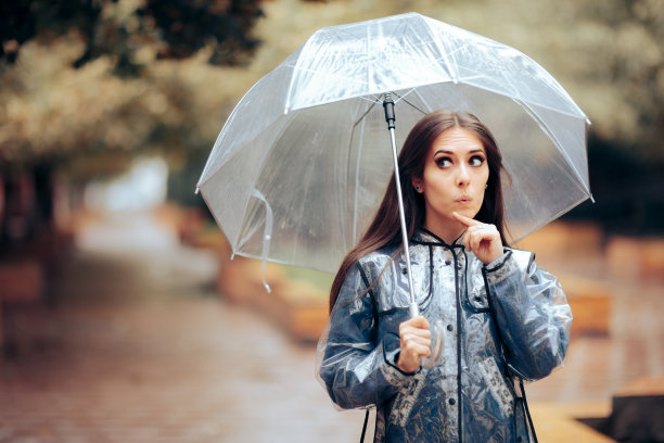 举伞沉思的女人站在雨中图片下载