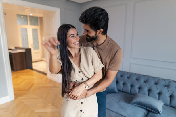 新婚夫妇在买了新房后感觉幸福。图片下载
