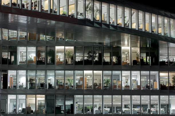 傍晚的现代办公大楼图片下载