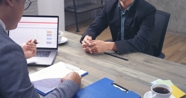 商人导师同事在办公室办公桌作为团队领导专横的经理。两名商务人士在办公室会议室一起讨论启动新项目计划策略。商人讨论、计划图片下载