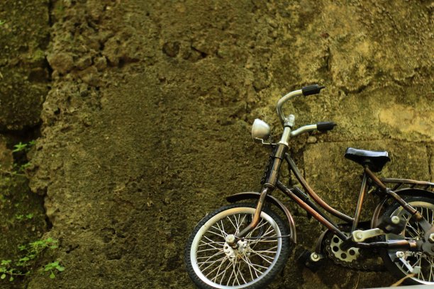 靠在墙上的自行车的特写图片下载