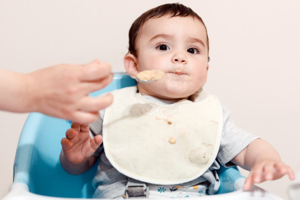 有趣的婴儿拒绝吃东西图片下载