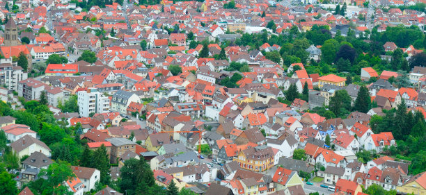 Weinheim(德国)有着美丽的建筑，明亮的屋顶和公园。城市的俯视图。宽的照片。图片下载