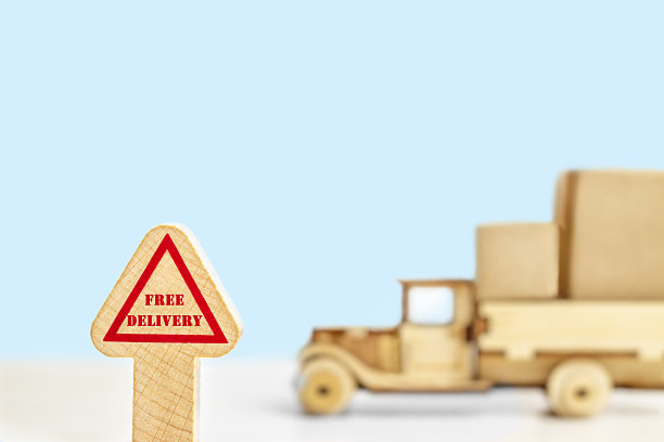 在卡车的背景上有铭文的路标图片下载